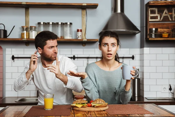 Olyckliga Unga Paret Sitter Vid Köket Lunch Hemma Har Problem — Stockfoto