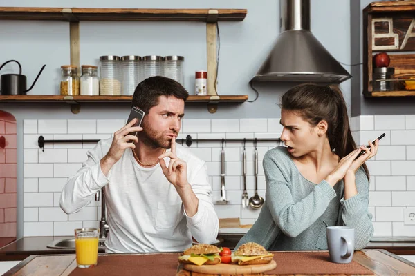 Olyckliga Unga Paret Sitter Vid Köket Lunch Hemma Har Problem — Stockfoto