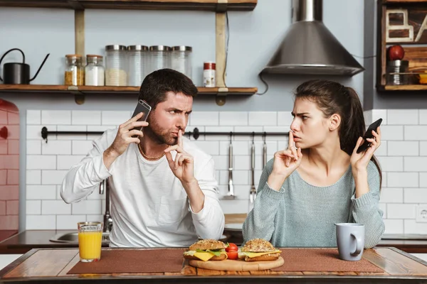 Pareja Joven Infeliz Sentada Cocina Durante Almuerzo Casa Teniendo Problema — Foto de Stock