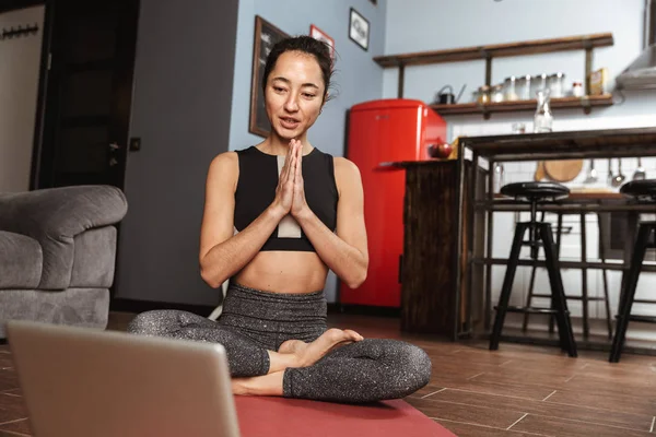 Vackra Friska Kvinnan Gör Yogaövningar Sittande Fitness Matta Hemma Använder — Stockfoto