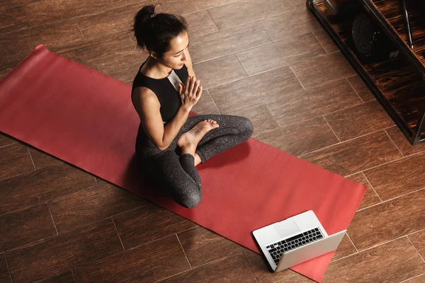 Vackra Friska Kvinnan Gör Yogaövningar Sittande Fitness Matta Hemma Använder — Stockfoto