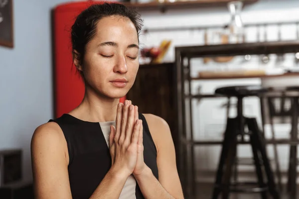 Mulher Saudável Bonita Fazendo Exercícios Ioga Enquanto Sentado Tapete Fitness — Fotografia de Stock