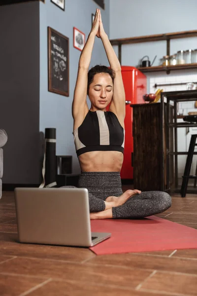 Vackra Friska Kvinnan Gör Yogaövningar Sittande Fitness Matta Hemma Använder — Stockfoto