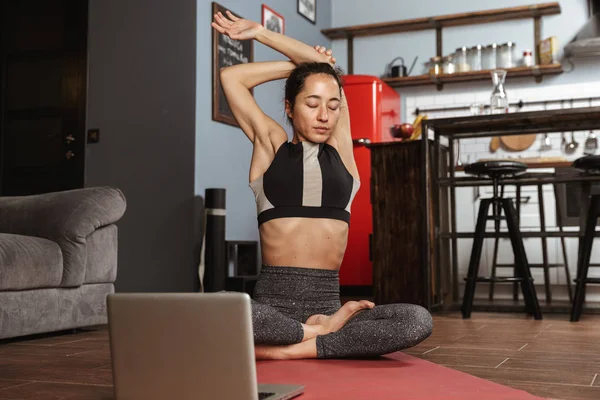 Vackra Friska Kvinnan Gör Yogaövningar Sittande Fitness Matta Hemma Använder — Stockfoto