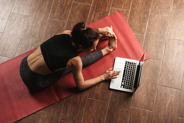 Vackra Friska Kvinnan Gör Yogaövningar Sittande Fitness Matta Hemma Använder — Stockfoto