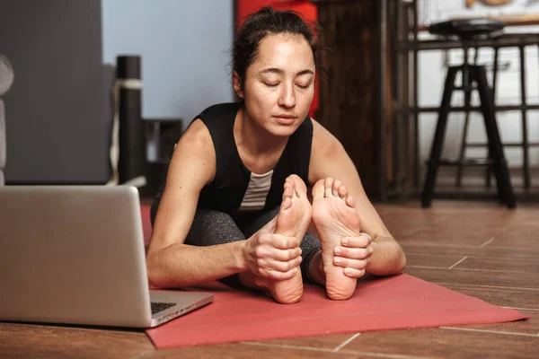 Vackra Friska Kvinnan Gör Yogaövningar Sittande Fitness Matta Hemma Använder — Stockfoto