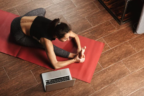 Schöne Gesunde Frau Macht Yoga Übungen Während Sie Hause Auf — Stockfoto