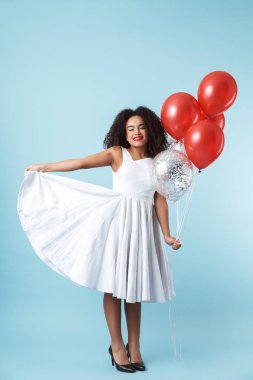 Tam uzunlukta poz elbise izole, balonlarla kutluyor giyen bir neşeli Afrika kadın