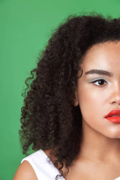 Close Metade Rosto Retrato Uma Jovem Mulher Africana Bonita Usando — Fotografia de Stock