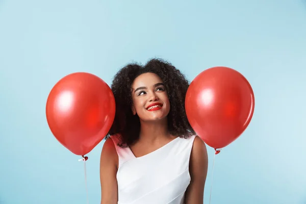 Elbise Izole Balonlarla Kutluyor Giyen Neşeli Afrika Kadın — Stok fotoğraf