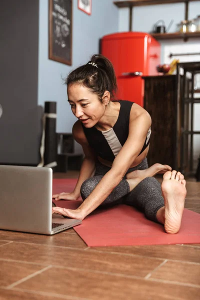 Vackra Friska Kvinnan Gör Yogaövningar Sittande Fitness Matta Hemma Använder — Stockfoto