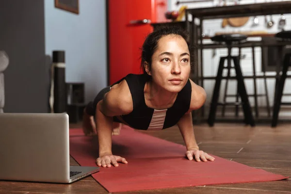Vackra Friska Kvinnan Gör Yogaövningar Sittande Fitness Matta Hemma Använder — Stockfoto
