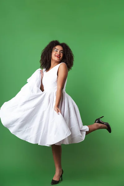 Longitud Completa Una Mujer Africana Feliz Usando Vestido Celebrando Aislado — Foto de Stock