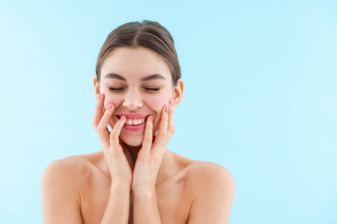 Görüntü üzerinde mavi arka plan izole mutlu neşeli güzel genç kadının poz.