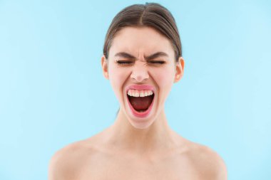 Güzel emotinal genç kadın mavi arka plan üzerinde izole poz çığlık görüntüsünü.