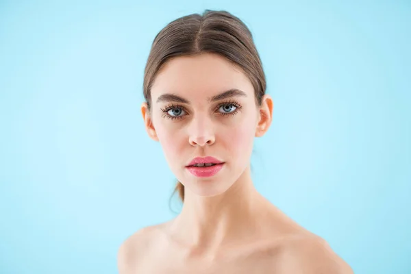 Image Belle Jeune Femme Posant Isolée Sur Fond Bleu — Photo