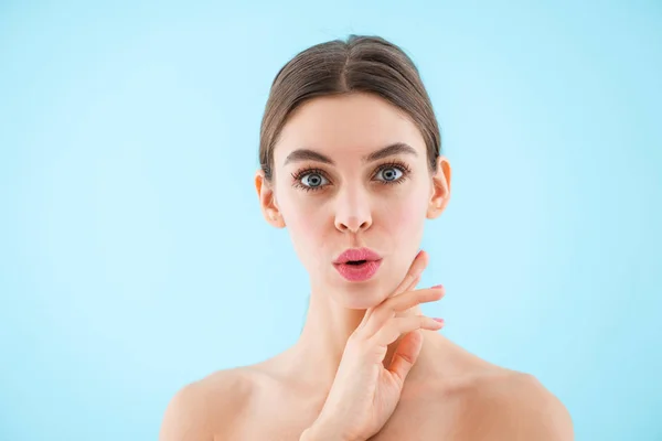 Imagen Mujer Joven Impactada Posando Aislada Sobre Fondo Azul — Foto de Stock