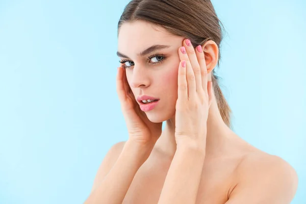 Imagen Una Hermosa Joven Posando Aislada Sobre Fondo Azul — Foto de Stock