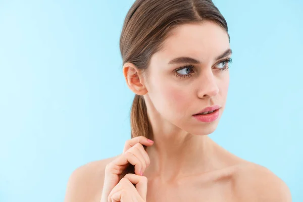 Imagen Una Hermosa Joven Posando Aislada Sobre Fondo Azul — Foto de Stock