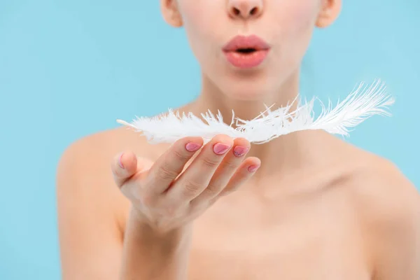 Imagem Cortada Bela Jovem Mulher Posando Isolado Sobre Fundo Azul — Fotografia de Stock