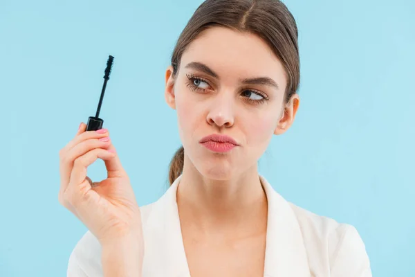 Photo Beautiful Young Woman Posing Isolated Blue Background Holding Lash — Stock Photo, Image