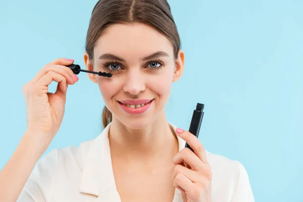 Photo Beautiful Young Woman Posing Isolated Blue Background Holding Lash — Stock Photo, Image