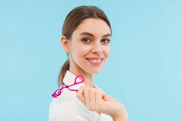 Photo Beautiful Young Woman Posing Isolated Blue Background Holding Lash — Stock Photo, Image