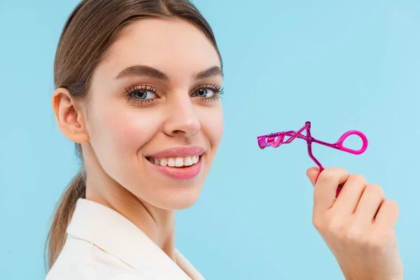 Foto Bella Giovane Donna Posa Isolata Sfondo Blu Che Tiene — Foto Stock