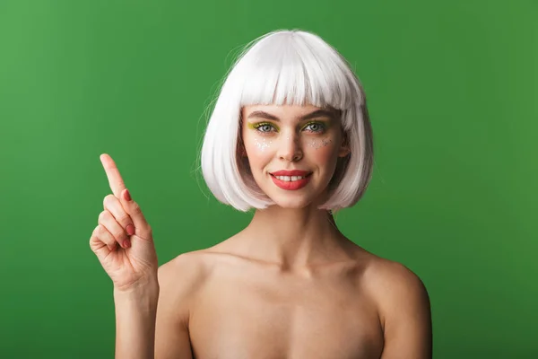 Attraktive Junge Frau Oben Ohne Mit Kurzen Weißen Haaren Die — Stockfoto