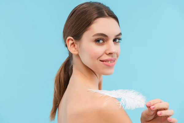 Foto Una Hermosa Joven Posando Aislada Sobre Fondo Azul Sosteniendo —  Fotos de Stock