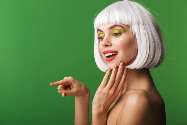 Привлекательная Молодая Топлесс Женщина Короткими Белыми Волосами Стоящая Изолированно Зеленом — стоковое фото