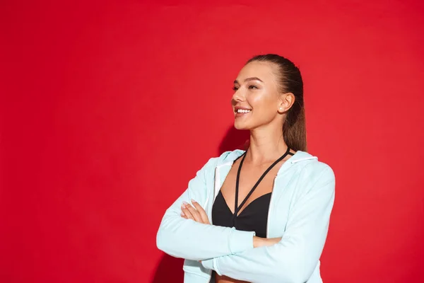 Portret Van Een Mooie Fit Jonge Sportvrouw Permanent Rode Achtergrond — Stockfoto