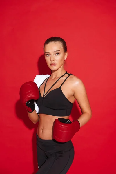 Retrato Una Joven Deportista Forma Hermosa Pie Sobre Fondo Rojo — Foto de Stock