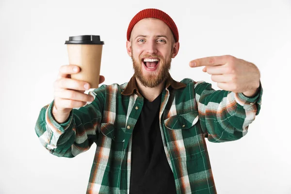 Портрет Привлекательного Парня Шляпе Клетчатой Рубашке Держащего Бумажную Чашку Кофе — стоковое фото
