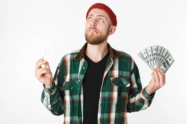 Porträtt Hipster Man Hålla Kreditkort Och Fläkt Dollarn Pengar Medan — Stockfoto