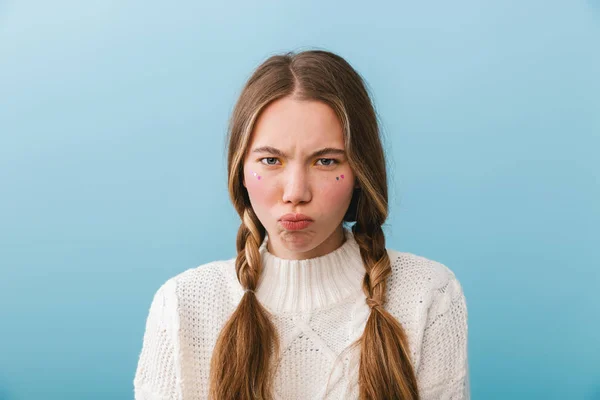 Verärgertes Mädchen Mit Pullover Steht Isoliert Vor Blauem Hintergrund — Stockfoto