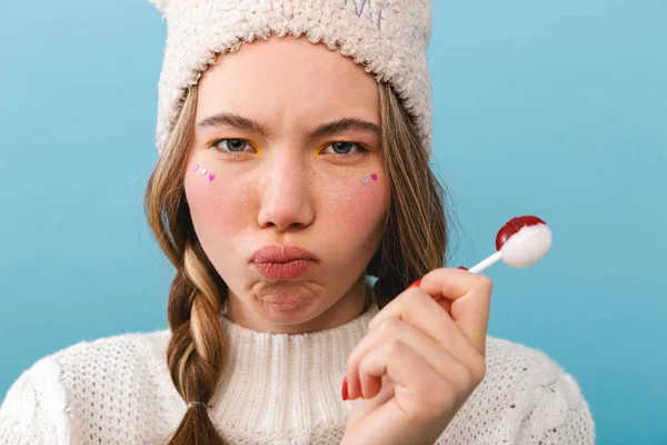 Boos Meisje Dragen Van Trui Staande Geïsoleerd Blauwe Achtergrond Eten — Stockfoto