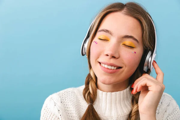 Bella Ragazza Che Indossa Vestiti Invernali Piedi Isolato Sfondo Blu — Foto Stock