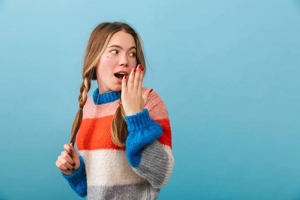 Vrolijk Meisje Dragen Van Trui Staande Geïsoleerd Blauwe Achtergrond Zoek — Stockfoto