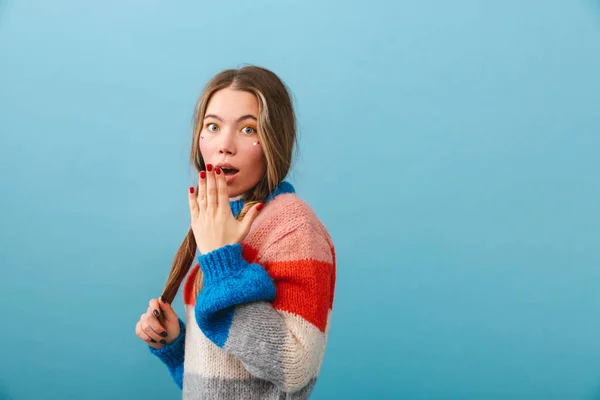 Cheerful Girl Wearing Sweater Standing Isolated Blue Background Looking Camera — Stock Photo, Image