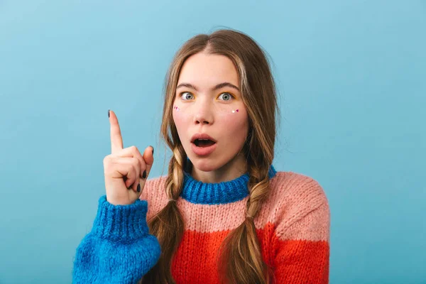 Shocked Girl Wearing Sweater Standing Isolated Blue Background Pointing — Stock Photo, Image