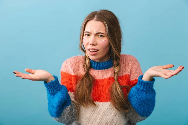 Muchacha Molesta Usando Suéter Pie Aislado Sobre Fondo Azul — Foto de Stock