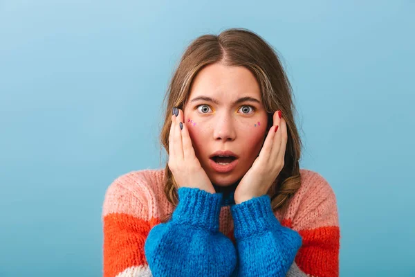 Schockiertes Mädchen Mit Pullover Steht Isoliert Vor Blauem Hintergrund — Stockfoto