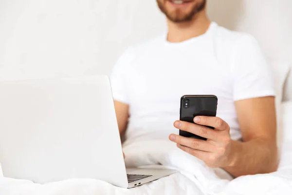 Imagen Recortada Joven Guapo Barbudo Cama Casa Usando Computadora Portátil — Foto de Stock