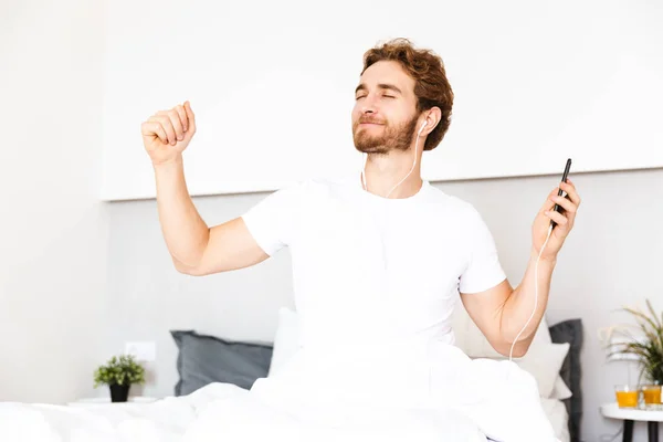 Imagen Guapo Joven Barbudo Casa Escuchando Música Con Auriculares Usando — Foto de Stock