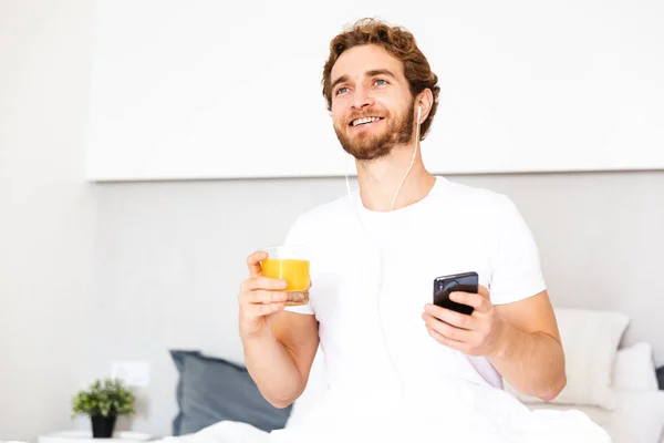 Imagen Joven Barbudo Guapo Casa Escuchando Música Con Auriculares Usando — Foto de Stock