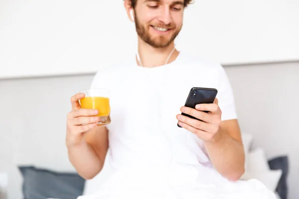 Imagen Joven Barbudo Guapo Casa Escuchando Música Con Auriculares Usando — Foto de Stock