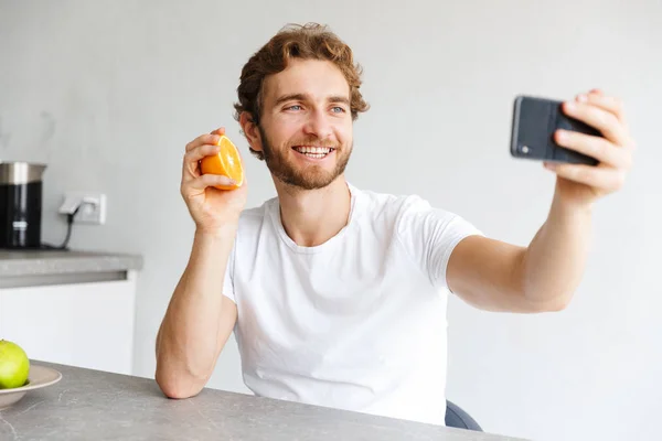 Foto Lycklig Ung Skäggige Mannen Vid Bordet Hemma Göra Selfie — Stockfoto