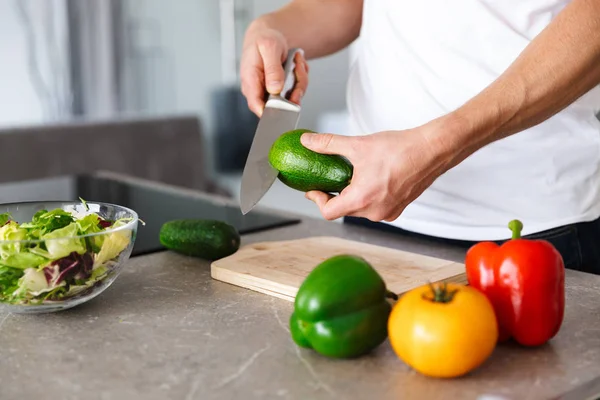 Foto Recortada Joven Guapo Cocina Casa Cocinar Verduras Hacer Ensalada — Foto de Stock