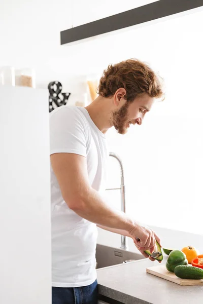 Foto Jovem Bonito Cozinha Casa Cozinhar Legumes Fazer Salada — Fotografia de Stock